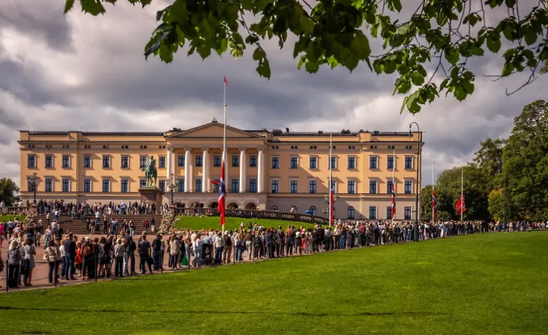 Abschied von König Harald V. – Norweger stehen vor der Schlosskapelle Schlange