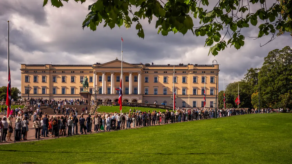 Abschied von König Harald V. – Norweger stehen vor der Schlosskapelle Schlange