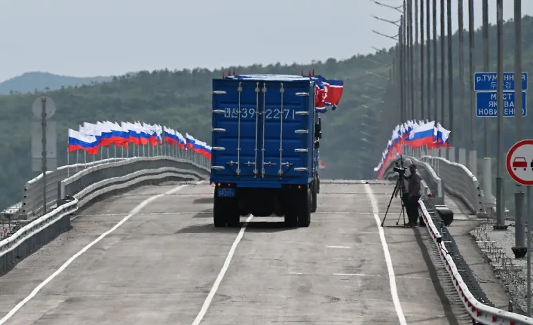 Brücke über Grenzfluss eröffnet: Russland und Nordkorea feiern Meilenstein ihrer Partnerschaft
