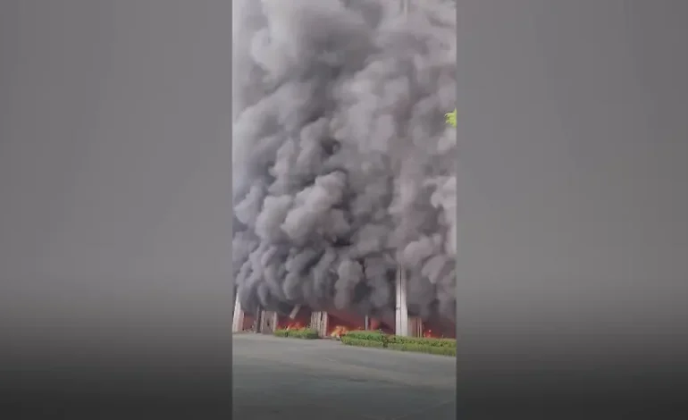 Feuer bricht in Hochhaus in Hangzhou aus