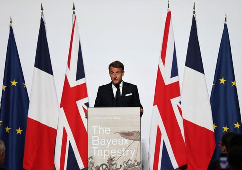 Macron eröffnet Ausstellung des Bayeux-Wandteppichs