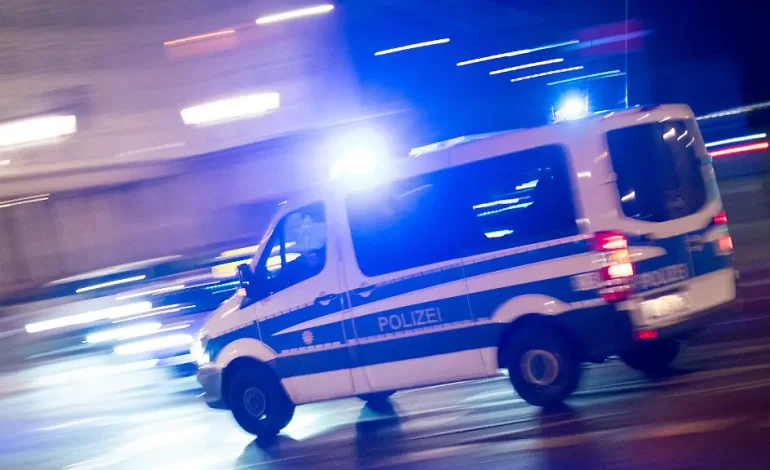 Erhöhte Schusswaffengewalt vor Berliner Polizeistation: 22-Jähriger verletzt