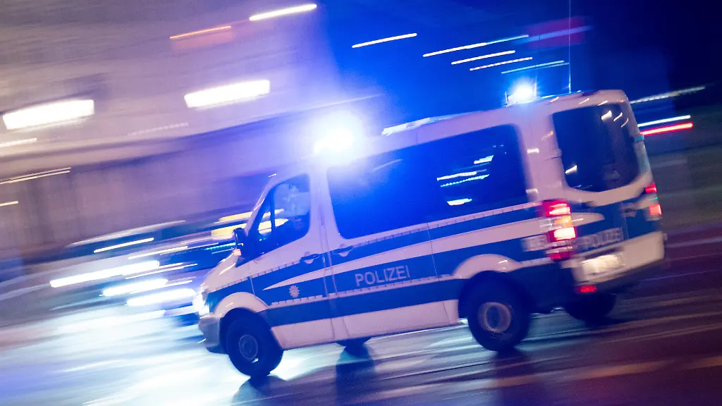 Erhöhte Schusswaffengewalt vor Berliner Polizeistation: 22-Jähriger verletzt