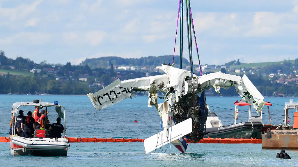 Wrack eines Flugzeugs aus Attersee geborgen: Ermittlungen laufen