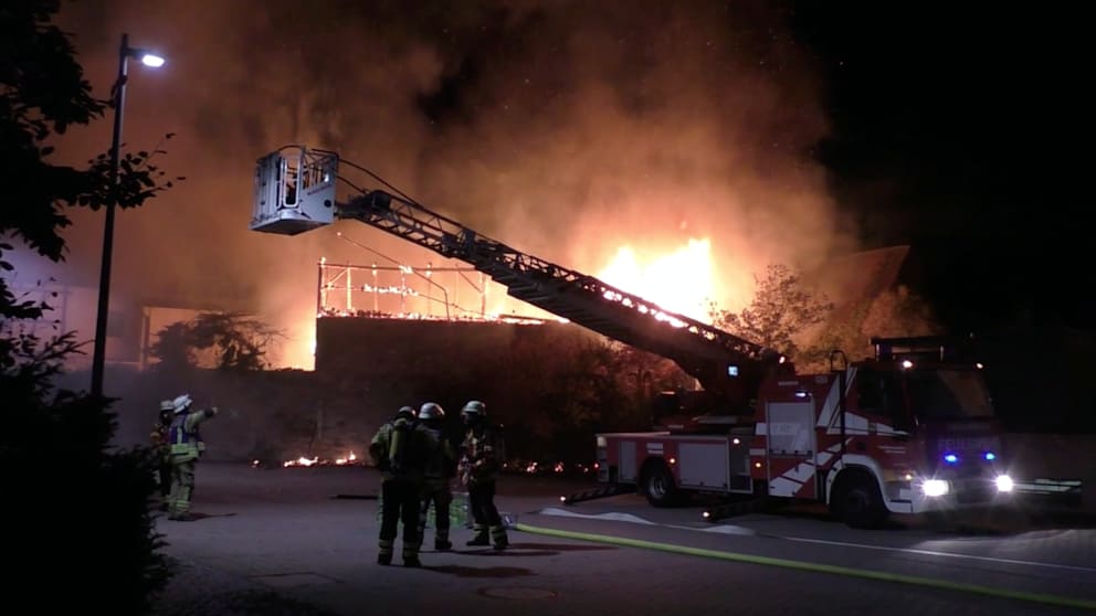Großbrand in Stutensee-Blankenloch löst Großeinsatz aus