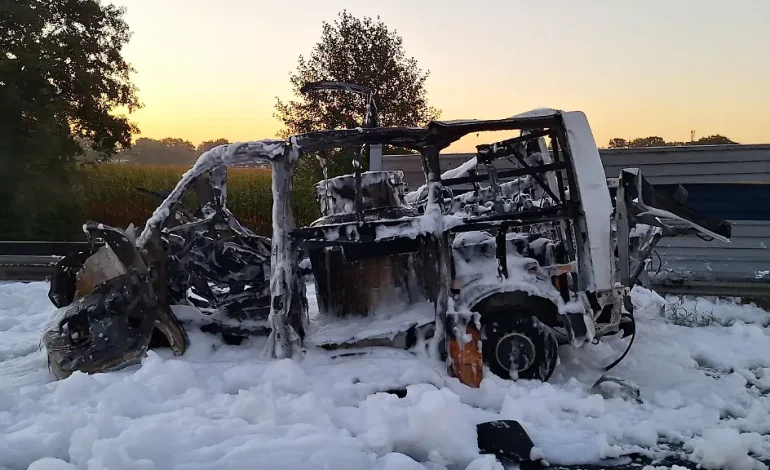 Gefahrgut-Transporter explodiert auf Autobahn bei Bremen