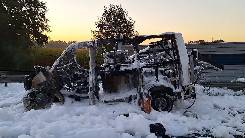 Gefahrgut-Transporter explodiert auf Autobahn bei Bremen