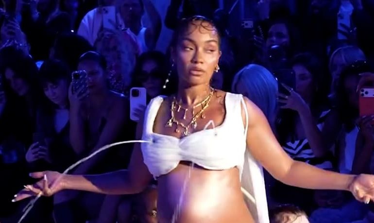 Kunstperformance von Leigh-Anne Pinnock bei der London Fashion Week sorgt für Aufsehen