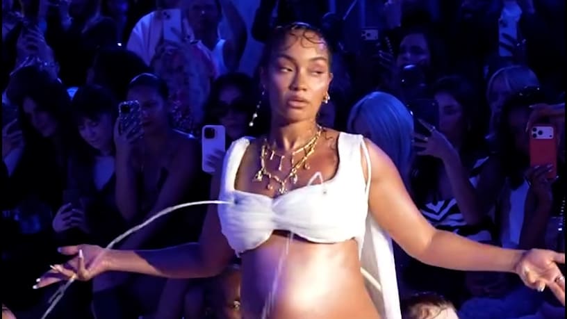 Kunstperformance von Leigh-Anne Pinnock bei der London Fashion Week sorgt für Aufsehen