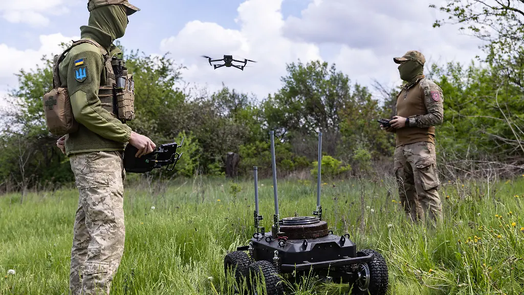Ukrainische Drohnen und Roboter brechen russische Linien