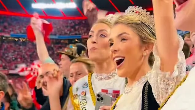 Brasilianische Oktoberfest-Prinzessinnen beim FC Bayern