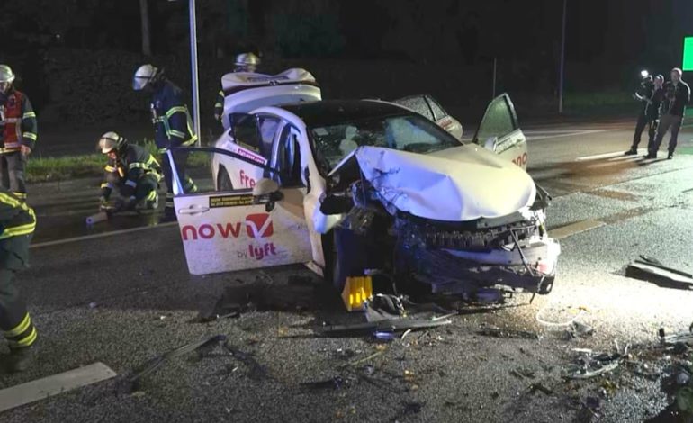 Schwerer Verkehrsunfall in Hamburg: Taxi kollidiert mit Porsche und prallt gegen Baum
