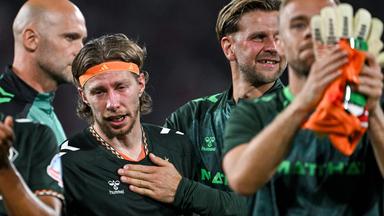 Emotionale Szene bei Werder Bremen nach dem Schlusspfiff