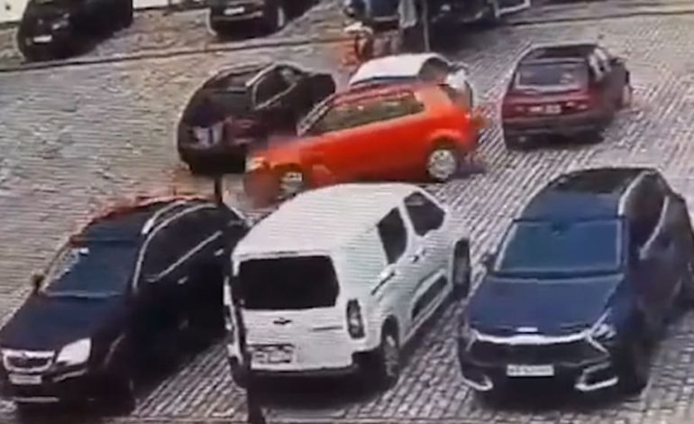 Ältere Frau verursacht Parkunfall: Sachschäden an Fahrzeugen und Poller