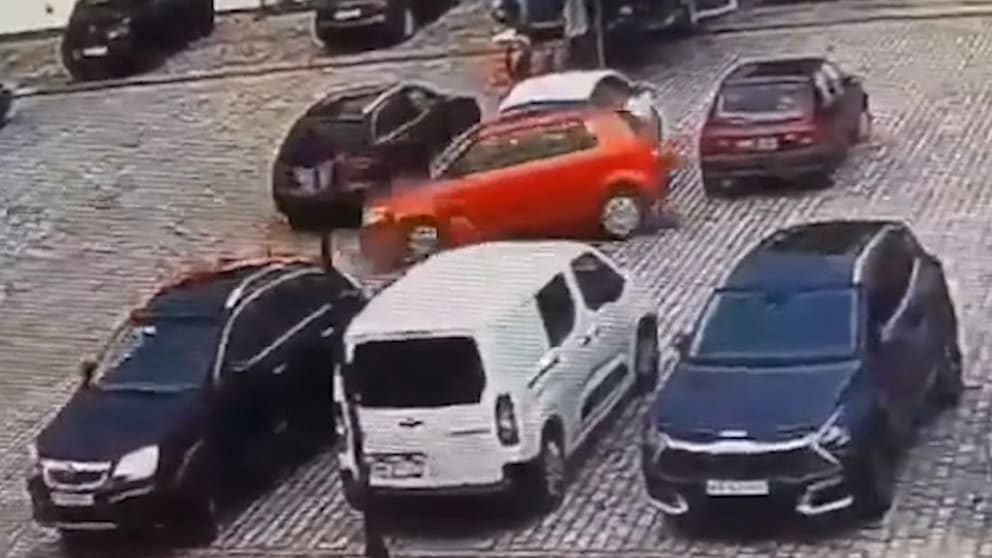 Ältere Frau verursacht Parkunfall: Sachschäden an Fahrzeugen und Poller