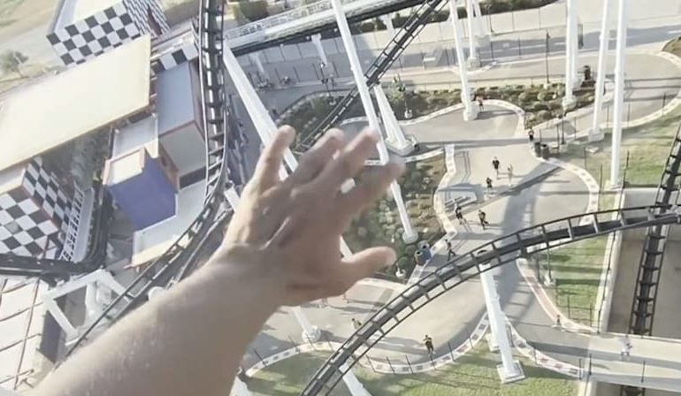 Achterbahn bleibt senkrecht stecken: Fahrgäste hängen in schwindelerregender Höhe fest