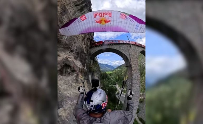 Aufregender Gleitschirmflug durch das Landwasserviadukt