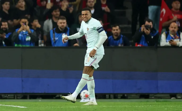 Kylian Mbappé trifft und verletzt sich beim Debüt von Trainer Zidane