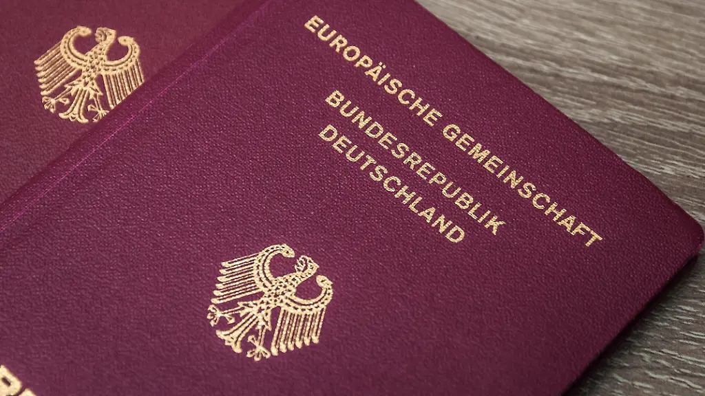Betrüger erlangten Staatsbürgerschaft durch gefälschte Biografien