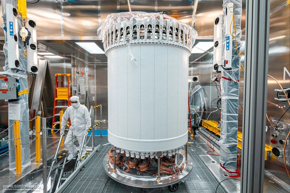 Suche nach Dunkler Materie: Erste Hinweise im LUX-ZEPLIN-Experiment