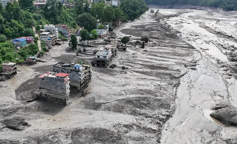 Katastrophale Sturzflut nach Gletscherabbruch in Nepal: Ursachen und Auswirkungen