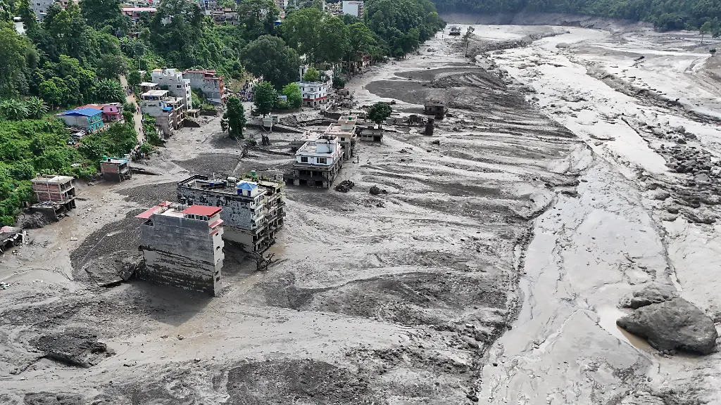 Katastrophale Sturzflut nach Gletscherabbruch in Nepal: Ursachen und Auswirkungen
