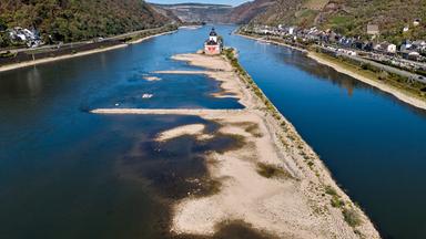 Niedrigwasser am Rhein: Herausforderungen für die Schifffahrt