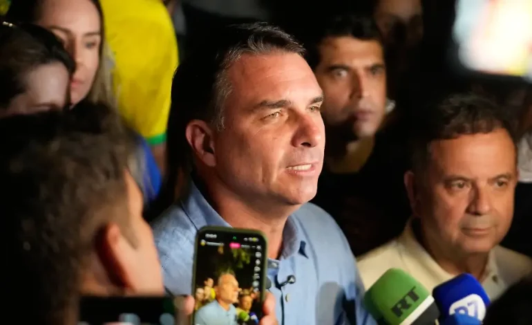 Stichwahl um Brasiliens Präsidentschaft: Bolsonaro-Sohn gegen Lula