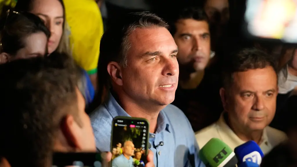 Stichwahl um Brasiliens Präsidentschaft: Bolsonaro-Sohn gegen Lula