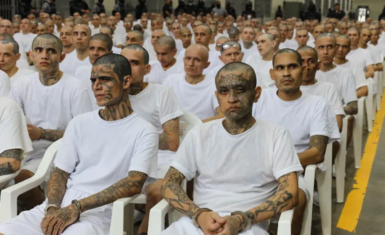 El Salvadors Präsident plant Entlassung von Gefangenen