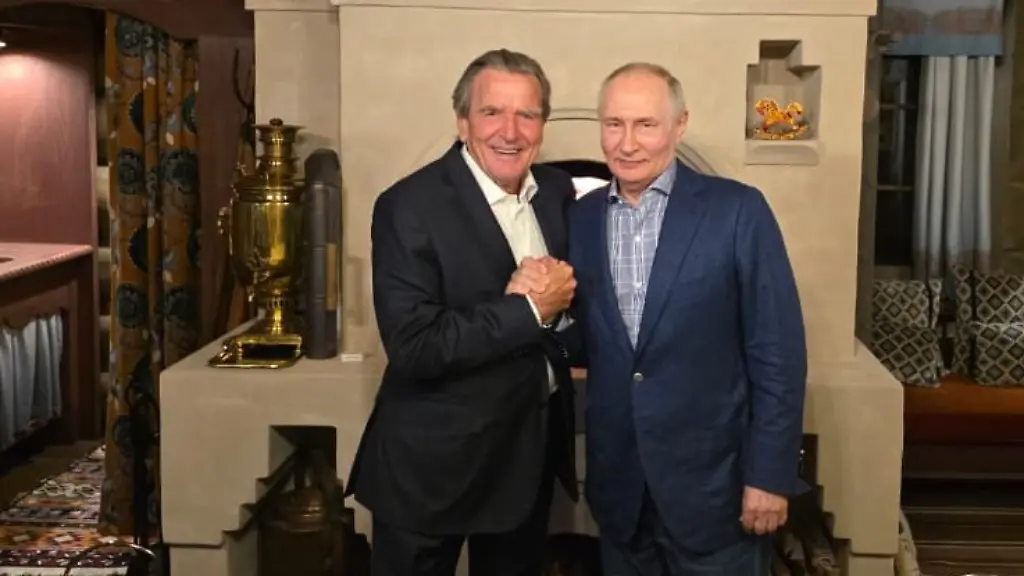 Schröder besucht Putin zum Geburtstag in Moskau