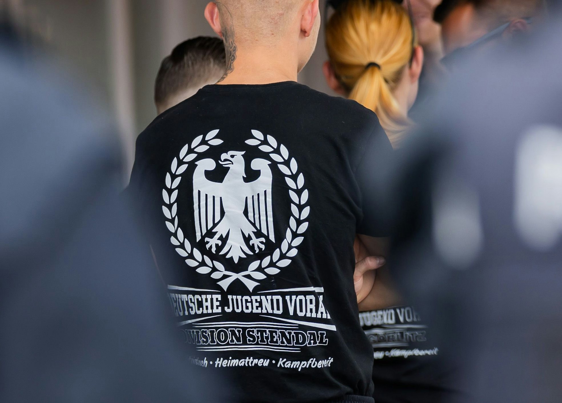 Umgang mit rechtsextremer Radikalisierung im Freundeskreis