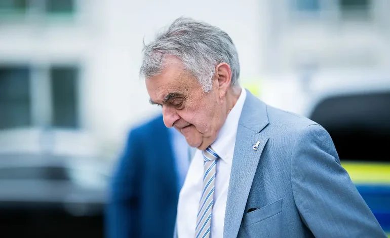 Herbert Reul meldet sich nach Hüft-OP zu Wort