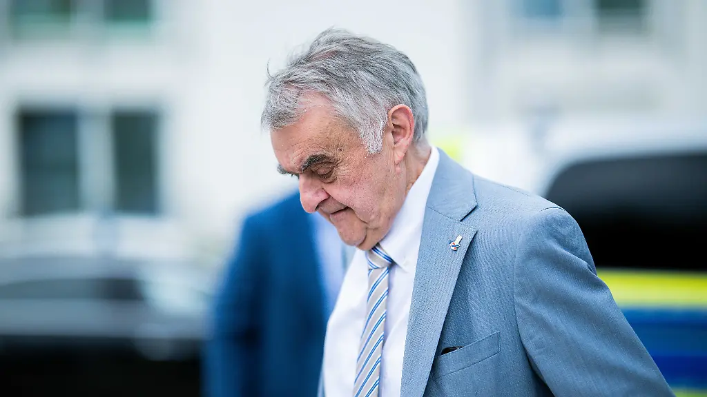Herbert Reul meldet sich nach Hüft-OP zu Wort