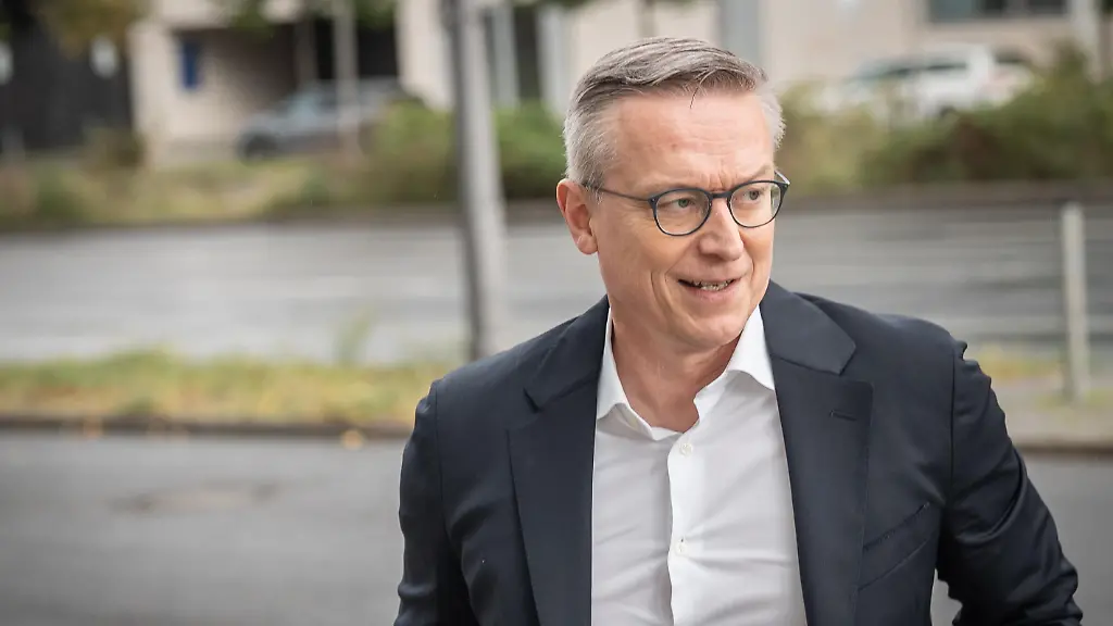 Technologiebesteuerung und staatliche Kontrolle von KI