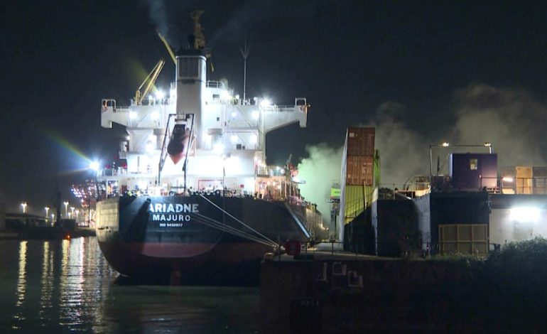 Feuer auf Frachtschiff ARIADNE im Hamburger Hafen