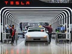 Tesla präsentiert fliegenden Sportwagen