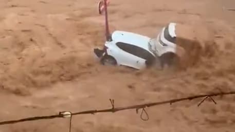 Katastrophale Unwetter in Spanien: Sturzflut reißt Autos mit