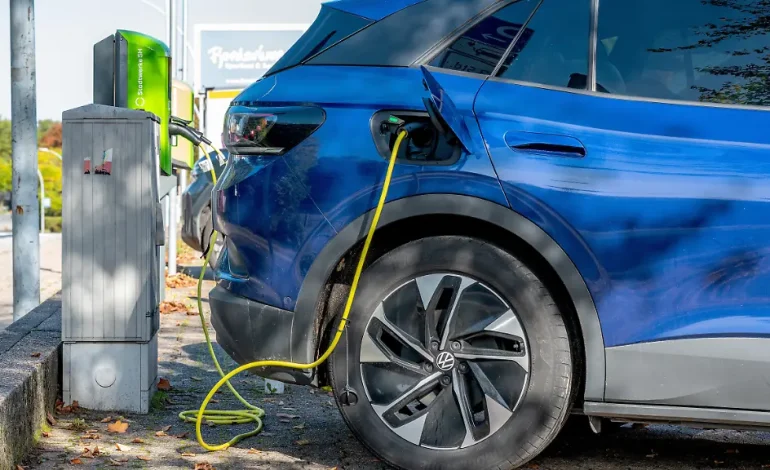 Preisunterschied zwischen E-Autos und Verbrennern verringert sich