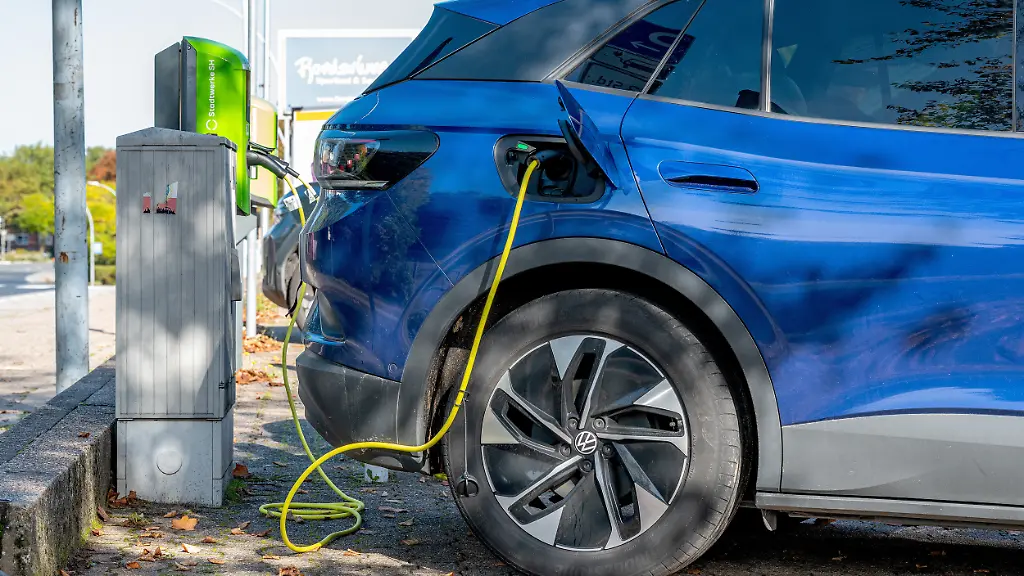 Preisunterschied zwischen E-Autos und Verbrennern verringert sich