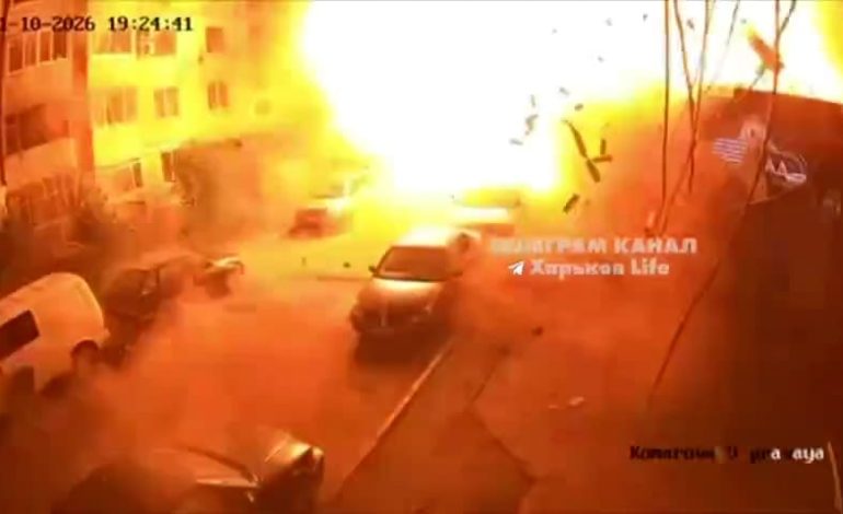 Russischer Raketenangriff auf Wohngebiet in der Nähe von Charkiw