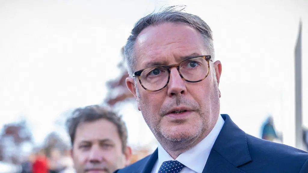 Neuer Arbeitsminister Schweitzer fordert Einigkeit in Rentenfragen