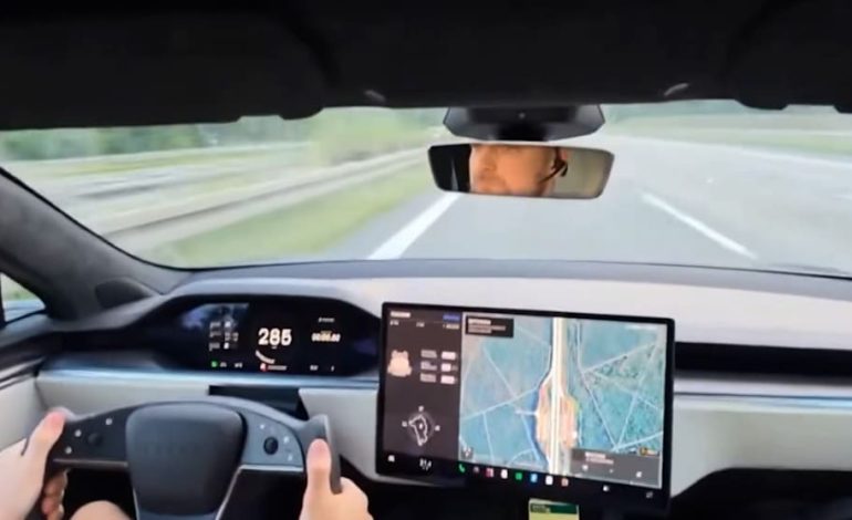 Unfall eines Tesla auf der A10: Reifenplatzer bei hoher Geschwindigkeit