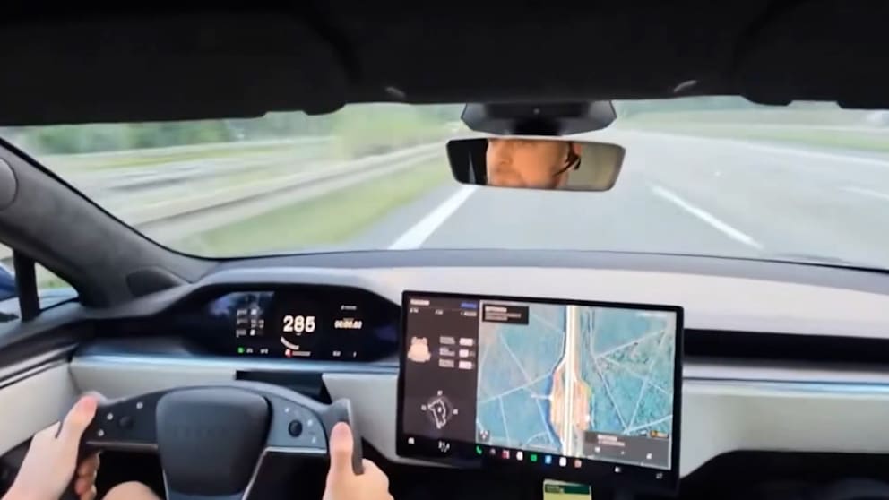 Unfall eines Tesla auf der A10: Reifenplatzer bei hoher Geschwindigkeit