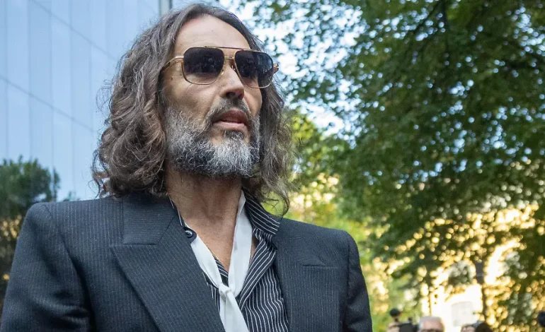 Russell Brand muss sich in einem Prozess Vorwürfen sexueller Vergehen stellen