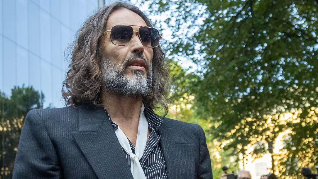 Russell Brand muss sich in einem Prozess Vorwürfen sexueller Vergehen stellen
