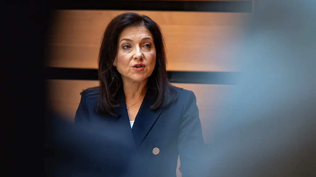 Linke klagt gegen Bundeswirtschaftsministerin Katherina Reiche
