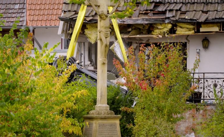 Unfall in Bretten: Auto kollidiert mit Hauswand
