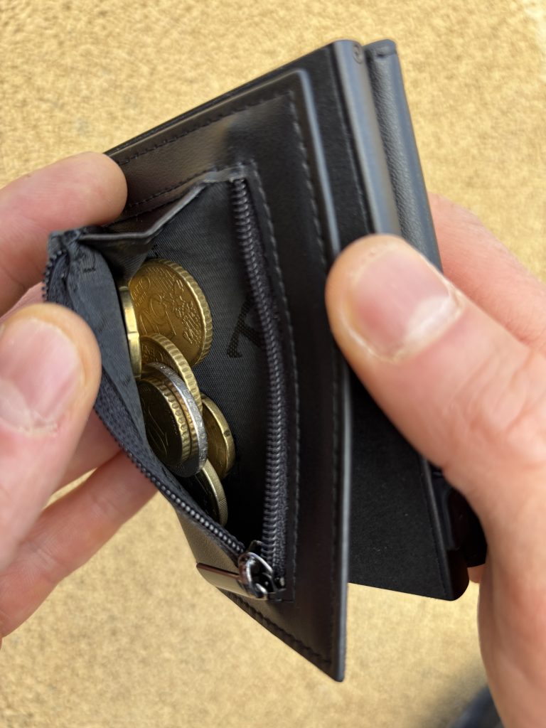 Slim Wallets im Test: Die besten kompakten Geldbörsen