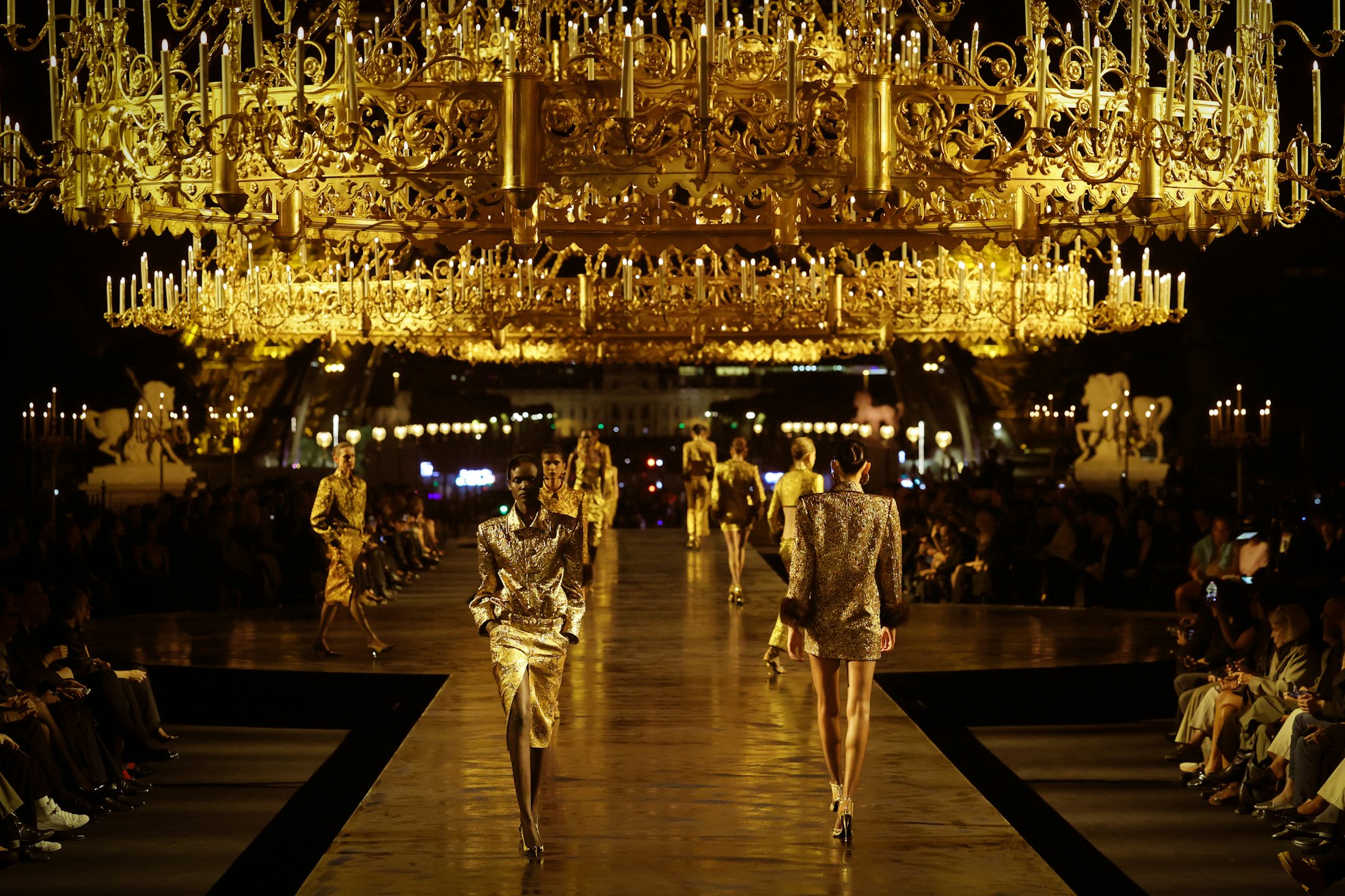 Modewoche in Paris: Glamour und Herausforderungen